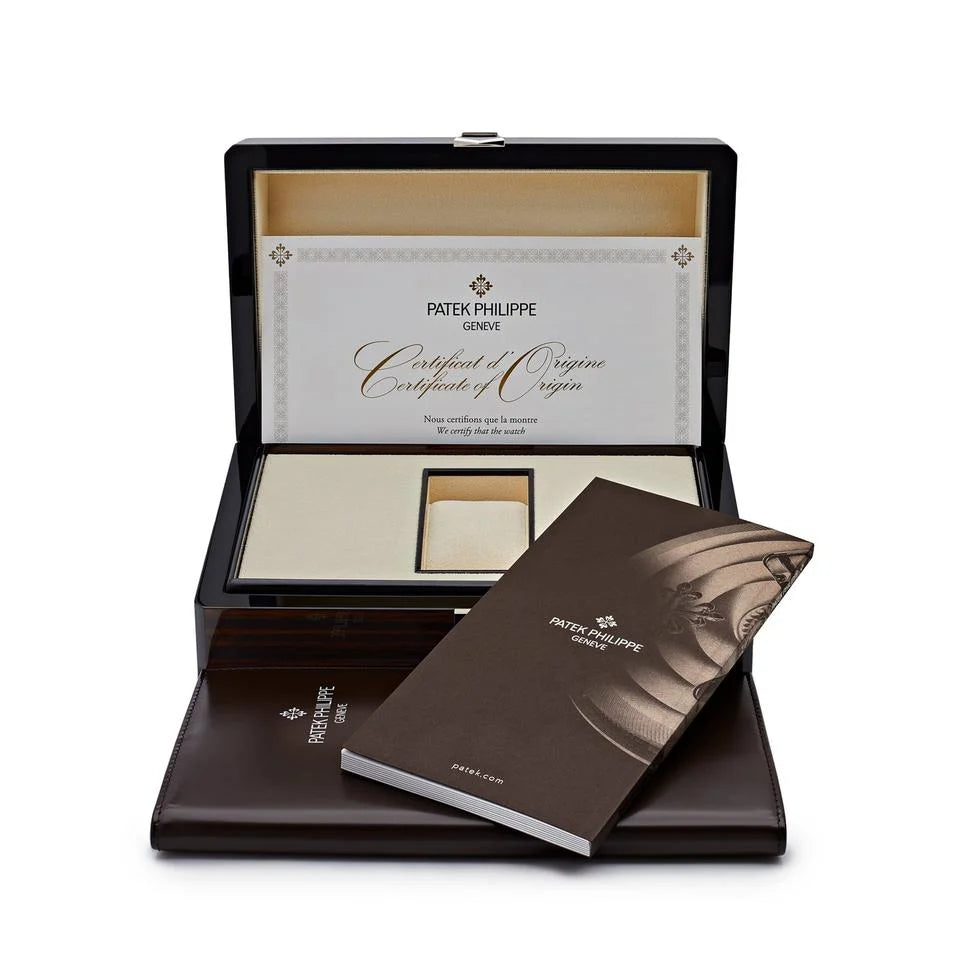 Patek Philippe Nautilus
5711/113P-001 Platinum Emeralds